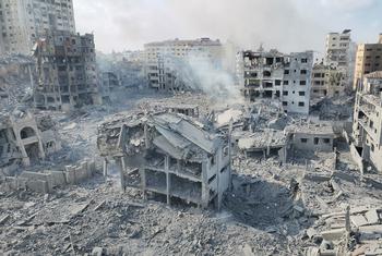اسرائیلی بمباری کے بعد شمالی غزہ کے علاقہ الرمل میں تباہی کا منظر۔