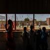 在苏丹南达尔富尔州的一个难民营，孩子们在一个对儿童友好的空间里玩耍。