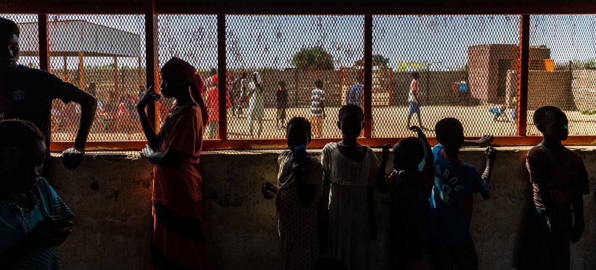 Des enfants jouent dans un espace ami des enfants dans un camp de réfugiés au Sud-Darfour, au Soudan.