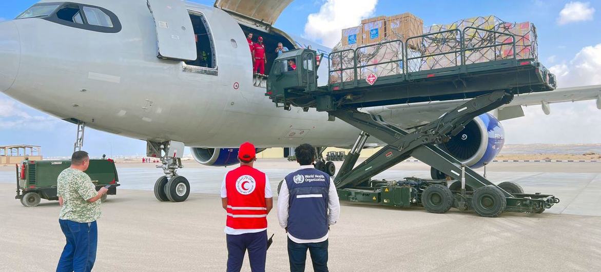 Medische benodigdheden vanuit het logistieke knooppunt van de Wereldgezondheidsorganisatie in Dubai arriveren in Egypte.