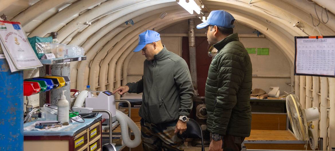 Медики UNIFIL из индийского батальона оказывают помощь пациентам в бункерном госпитале в Ибль-эль-Саки, Ливан.
