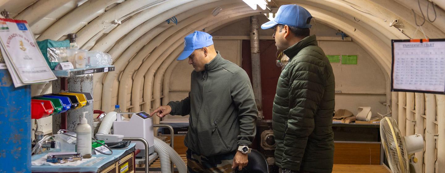 Médicos de la UNIFIL trabajan en un búnker de la base principal del batallón indio en el pueblo de Ibl el-Saqi, Líbano.