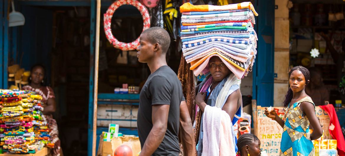 ایک تاجر وسطی افریقی جمہوریہ میں ایک بازار کے ذریعے چلتا ہے.