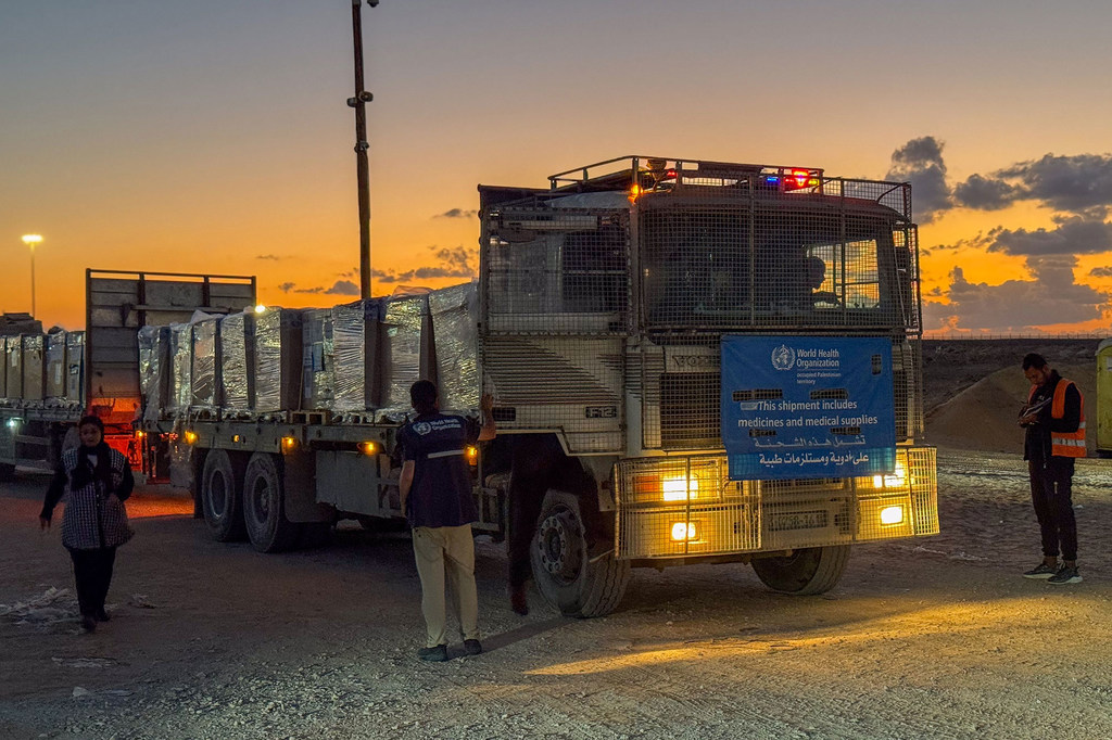 Un camion transportant de l'aide traverse le poste frontière de Kerem Shalom pour entrer à Gaza.