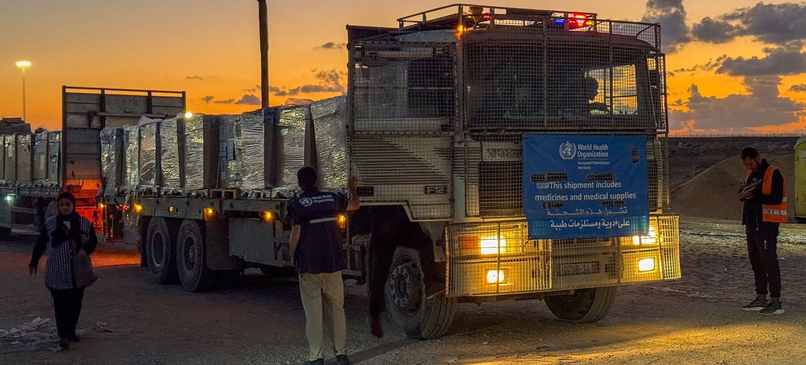 Um caminhão transportando ajuda passa pela passagem de Kerem Shalom em direção a Gaza Um caminhão transportando ajuda passa pela passagem de Kerem Shalom em direção a Gaza