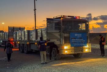 Un camion transportant de l'aide traverse le poste frontière de Kerem Shalom pour entrer à Gaza. Un camion transportant de l'aide traverse le poste frontière de Kerem Shalom pour entrer à Gaza.