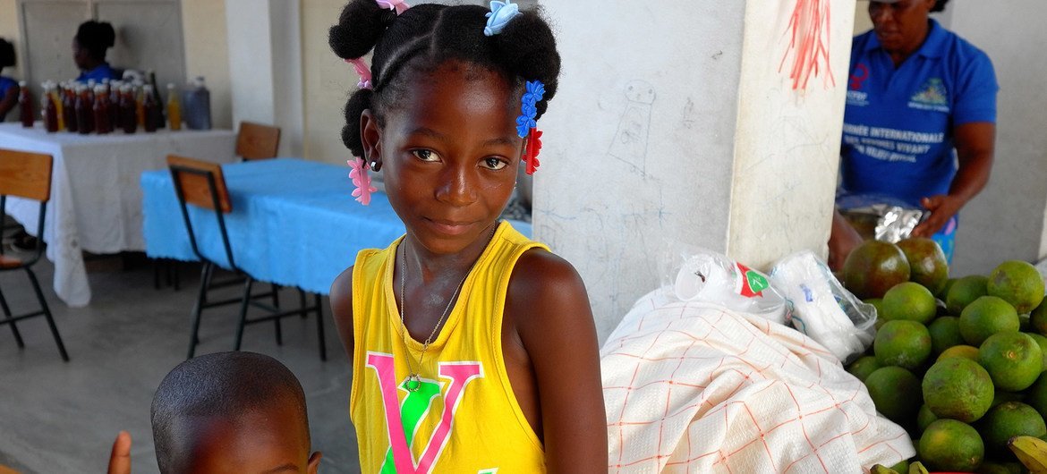 غالبا ما يساهم الأطفال في المناطق الريفية في هايتي في أنشطة الزراعة الأسرية.