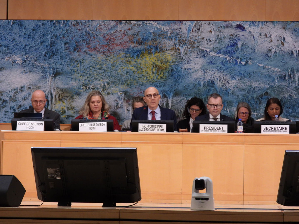 Верховный комиссар ООН по правам человека Фолькер Тюрк (в центре) выступает перед Советом по правам человека в Женеве.