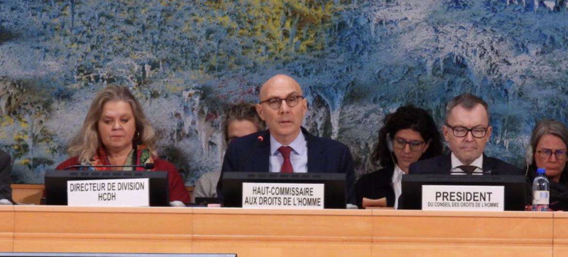 Volker Türk, Haut Commissaire des Nations Unies aux droits de l'homme, s'adresse au Conseil des droits de l'homme à Genève. Il est assis à une table ronde avec d'autres fonctionnaires, dont le Président et le Secrétaire du Conseil, devant une grande fresque abstraite.