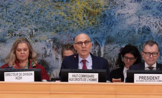 Верховный комиссар ООН по правам человека Фолькер Тюрк (в центре) выступает перед Советом по правам человека в Женеве.