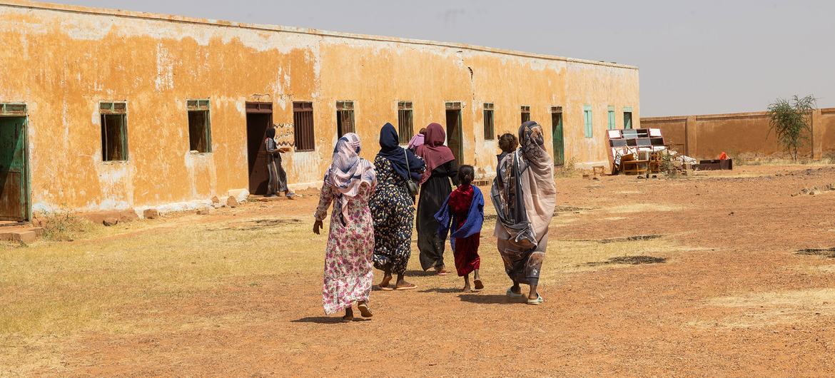 On 17 October, families arrive at the UNICEF-supported mobile clinic in Fatasha village located in West Omdurman near North Kordofan for health services.