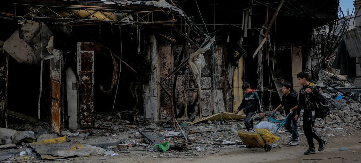 Des enfants marchent parmi les ruines dans la rue Omar Al-Mukhtar, à Gaza. (fichier)