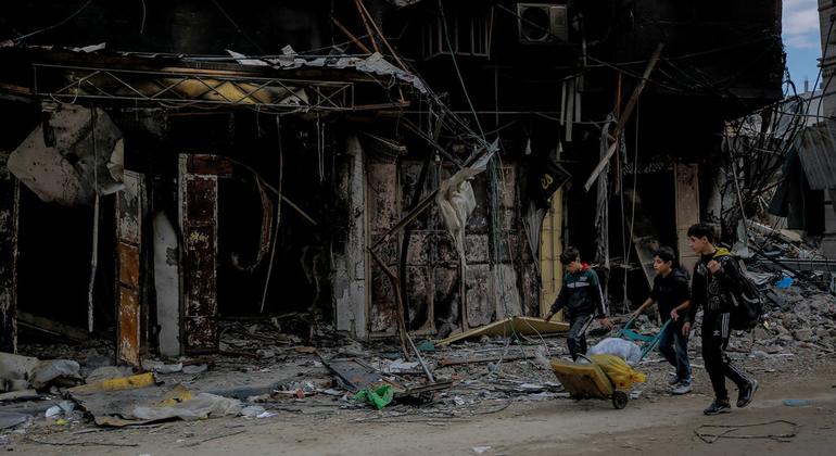 Des enfants marchent parmi les ruines dans la rue Omar Al-Mukhtar, à Gaza. (fichier)