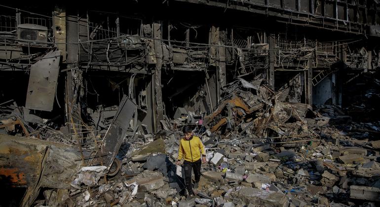 ग़ाज़ा सिटी में युद्ध से भारी तबाही हुई है. यह 11 वर्षीय बच्चा, अपने घर की तबाही में शायद अपने घर की पहचान भूल गया.