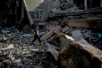 Un niño camina sobre los escombros de una casa destruida en la calle Omar Al-Mukhtar Street, en Gaza.