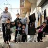 أسرة فلسطينية نازحة تعيش في شوارع مدينة رفح، جنوب قطاع غزة بعد أن دُمر منزلها.