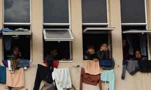 أطفال فلسطينيون نازحون يقيمون في جامعة القدس في غزة.