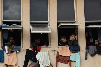 Palestinos desplazados se refugian en la universidad Al-Quds de Gaza.
