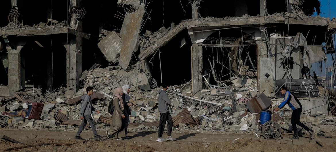 Des gens marchent au milieu d'immeubles détruits dans le centre de la ville de Gaza.