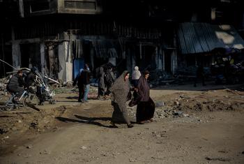 Two women cross the road in the center of Gaza City. (file)