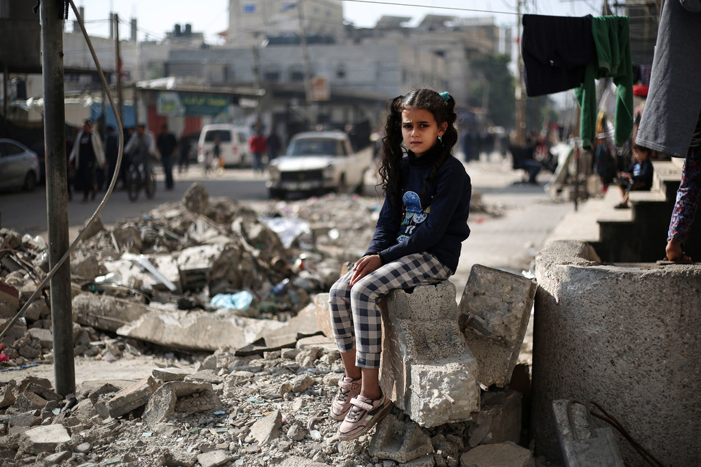 Une fillette de 11 ans est assise sur les décombres d'une maison à Rafah, au sud de la bande de Gaza.