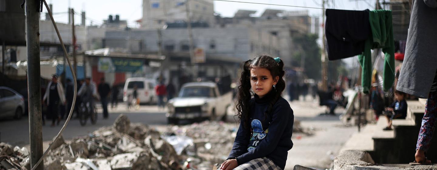 Una niña de once años sentada en as ruinas de una casa en Rafaj, en el sur de Gaza.