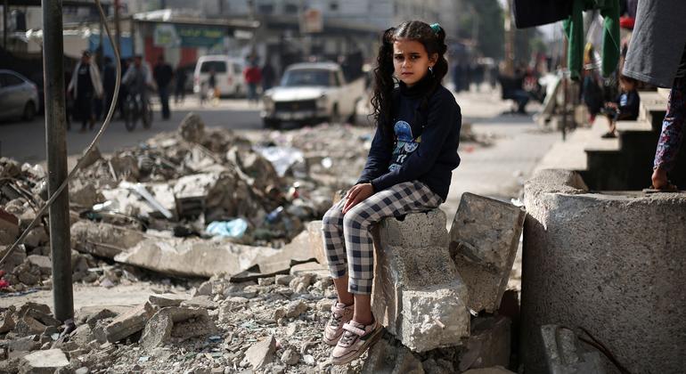 फ़लस्तीनी क्षेत्र ग़ाज़ा में युद्ध से हुई भारी तबाही के बीच रफ़ाह में एक घर के मलबे में बैठी एक 11 वर्षीय बच्ची. 