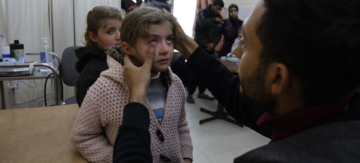 فتاة صغيرة تتلقى العلاج في مستشفى القدس في غزة.
