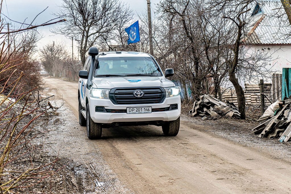 Un véhicule de l'ONU traverse le village de Shevchenkove dans la région de Kharkiv, en Ukraine.