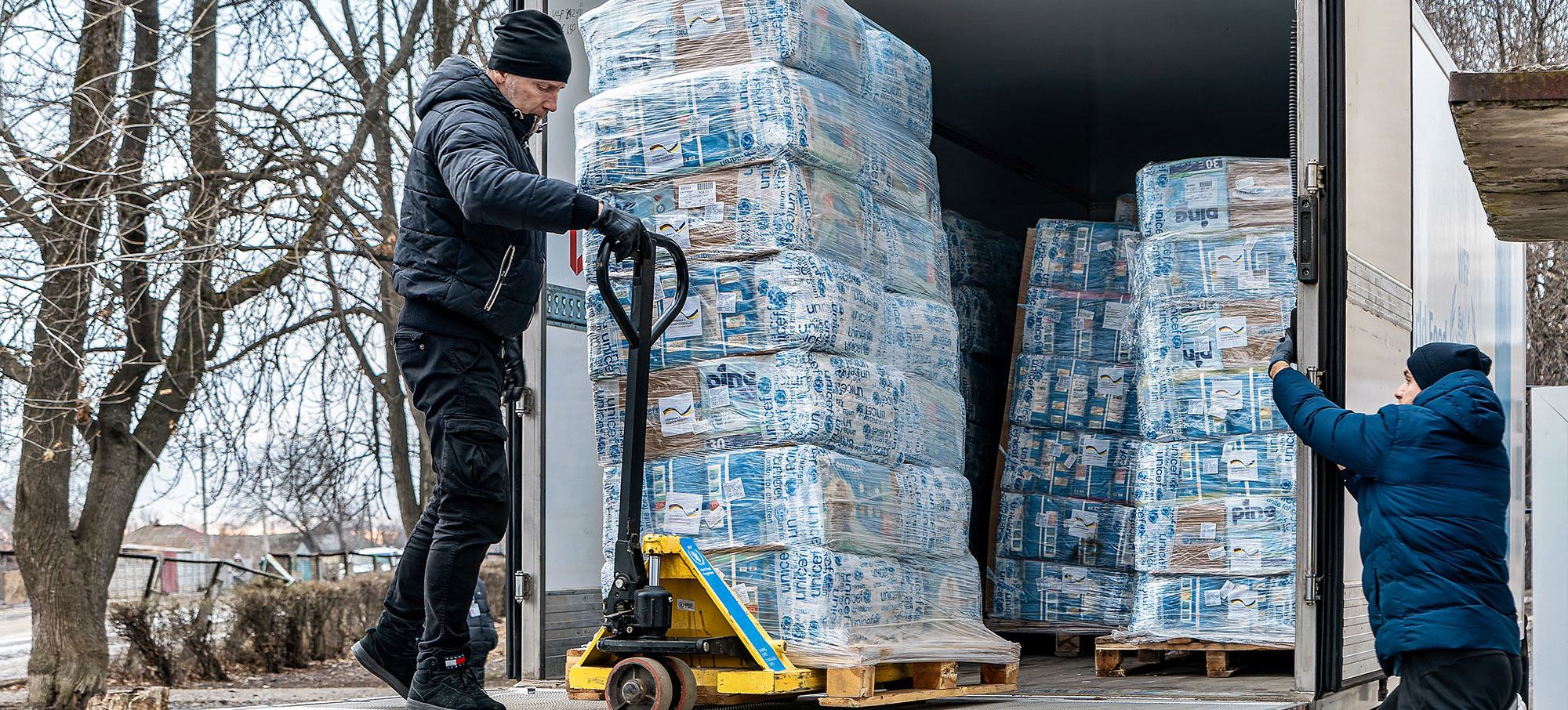 Le village de Shevchenkove, sur la ligne de front, dans la région de Kharkiv en Ukraine, reçoit une aide humanitaire en janvier 2025.