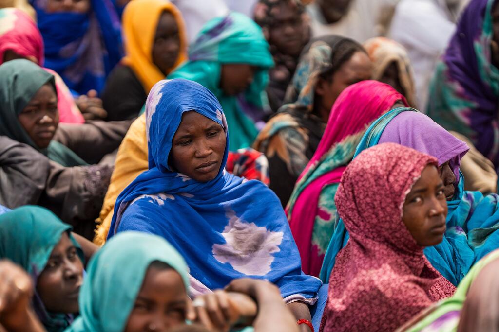 苏丹难民在逃离持续冲突后，聚集在乍得与苏丹边境附近的库尔布斯临时安置点。（资料图片）