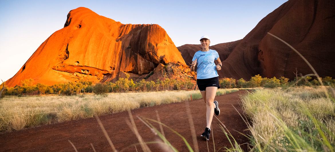 Mina Guli court un marathon à Uluru, en Australie, pour la campagne Run Blue.