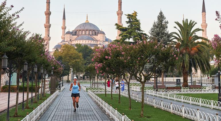 Run Blue मुहिम के लिए तुर्कीये के इस्ताम्बूल में मीना गुली मैराथन दौड़ पूरा कर रही हैं.
