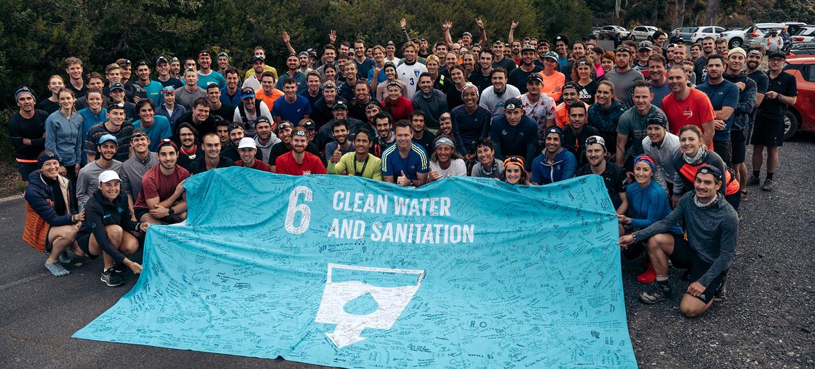 Les participants à un marathon au Cap, en Afrique du Sud, manifestent leur soutien à l'objectif mondial de l'eau potable et de l'assainissement pour tous.