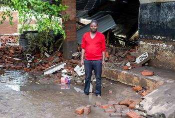 Un enseignant se tient devant une école endommagée lorsque le cyclone Freddy a frappé le Malawi.