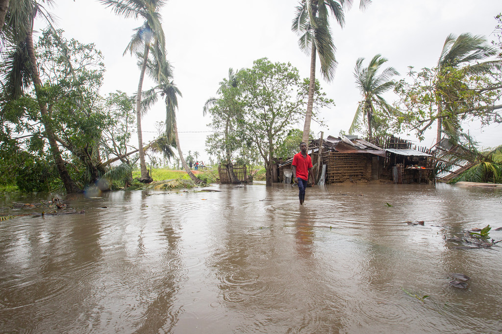 Um homem caminha por uma aldeia inundada em Moçambique. A Aldeia foi devastada pelo ciclone Freddy, que atingiu a província da Zambézia na noite de 11 de março de 2023.