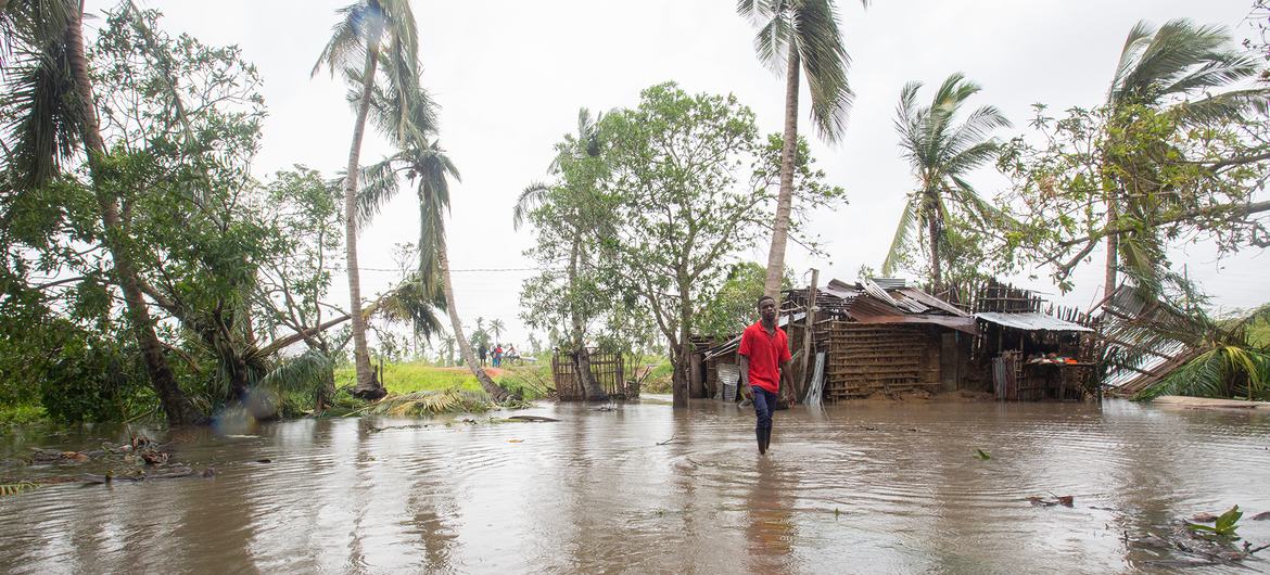 Um homem caminha pela sua aldeia no distrito de Nicoadala, Moçambique, que foi inundada em consequência do ciclone Freddy