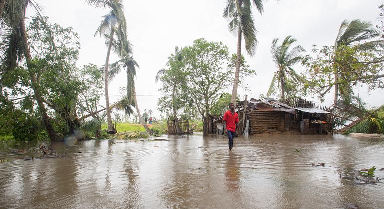 Um homem caminha pela sua aldeia no distrito de Nicoadala, Moçambique, que foi inundada em consequência do ciclone Freddy