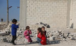 Unos niños juegan en Idleb, Siria.