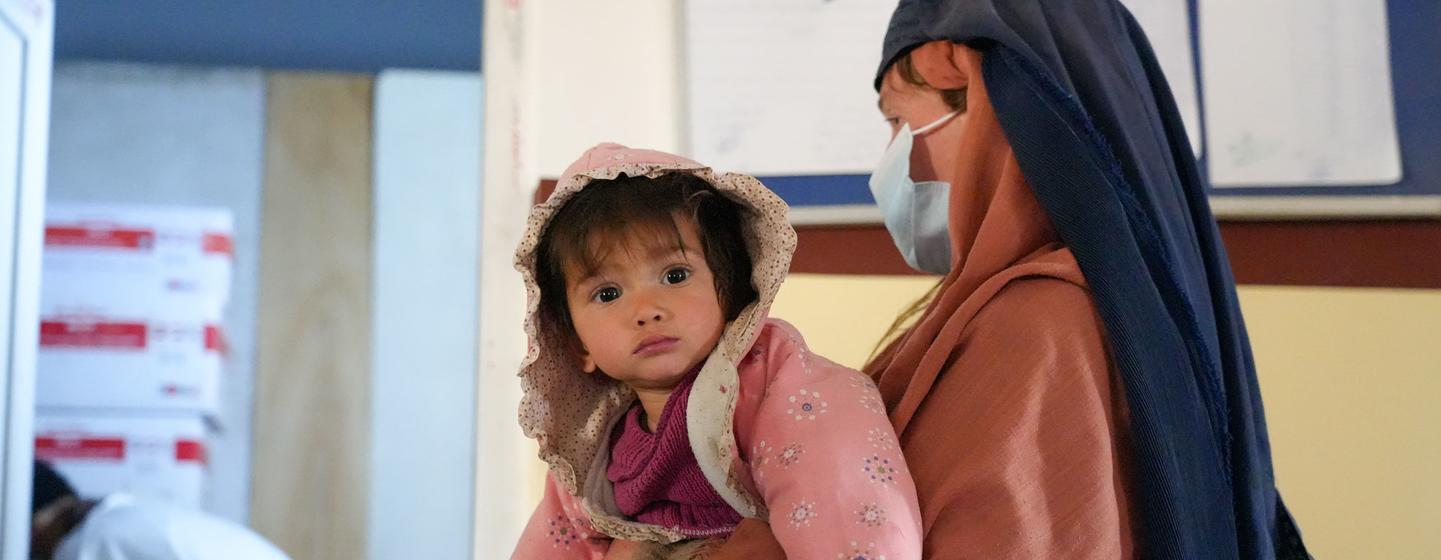 Une mère et son enfant se rendent dans une clinique de nutrition à Kaboul, la capitale de l'Afghanistan.