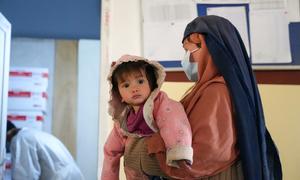 Una madre y su hija acuden a una clínica de nutrición en Kabul, la capital de Afganistán.