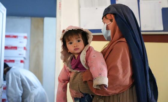 Una madre y su hija acuden a una clínica de nutrición en Kabul, la capital de Afganistán.