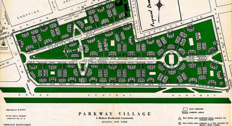Карта Parkway Village, современной жилой общины в Квинсе, штат Нью-Йорк. Карта подробно описывает планировку улиц, жилых участков, зеленых зон, игровых площадок и парковочных зон. Она также указывает на близлежащие удобства, такие как торговый район и церковь, а также места автобусных остановок.