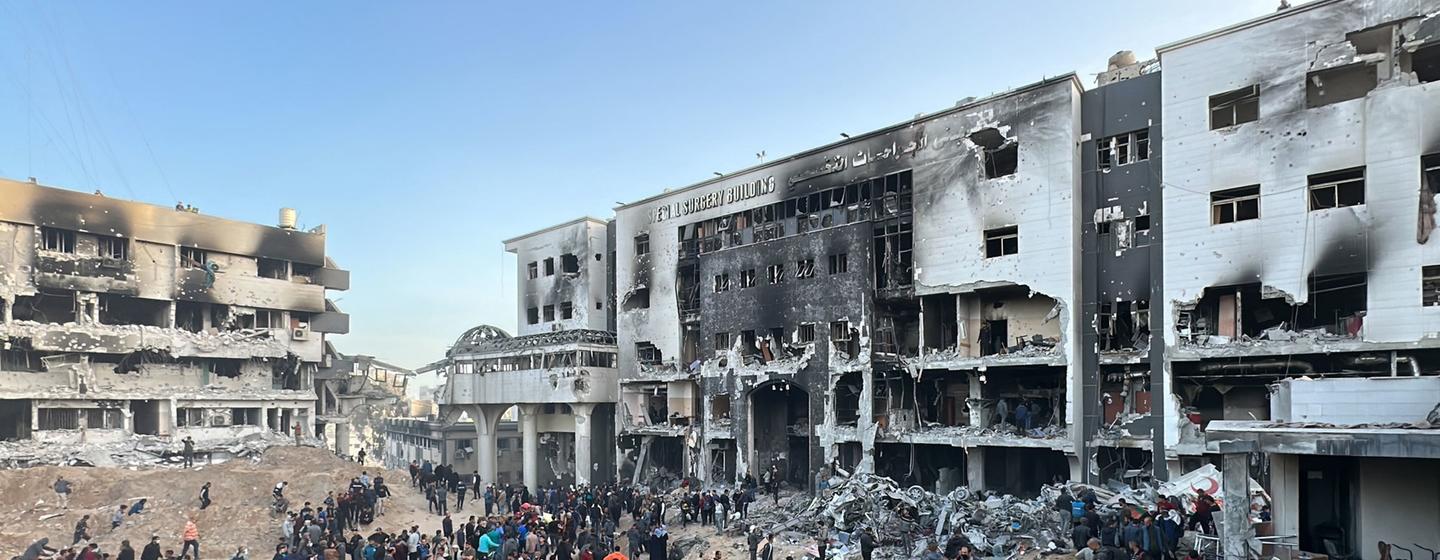 人们聚集在加沙最大的医疗机构希法医院的废墟外。