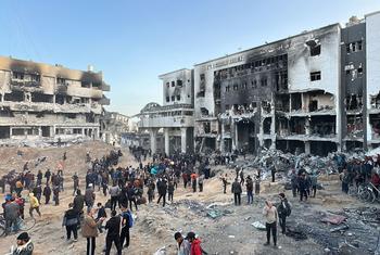人们聚集在加沙最大的医疗机构希法医院的废墟外。