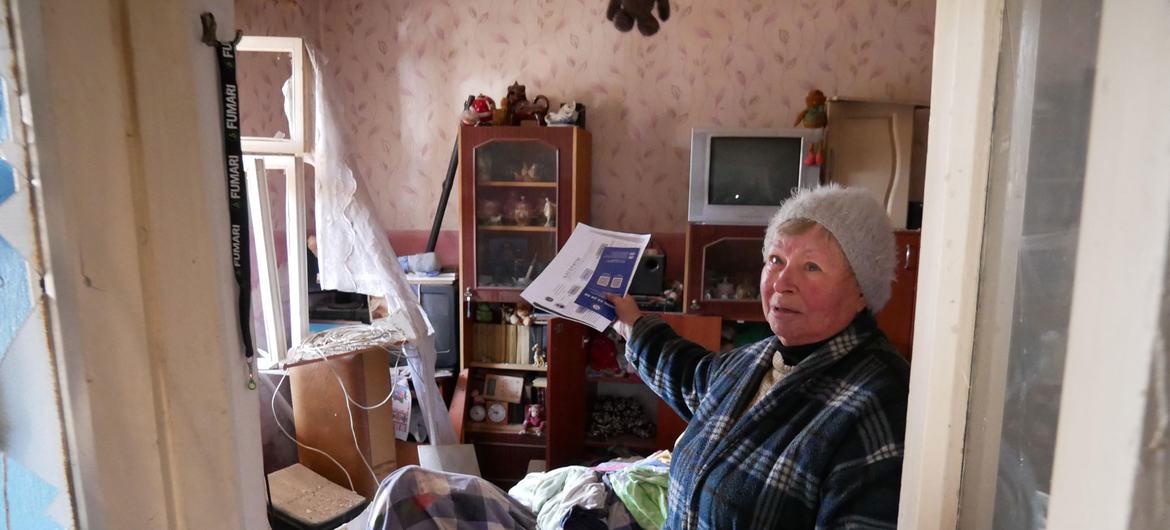 Пострадавшая в результате войны жительница Одессы, Украина (фото из архива. Апрель 2025 года)) 