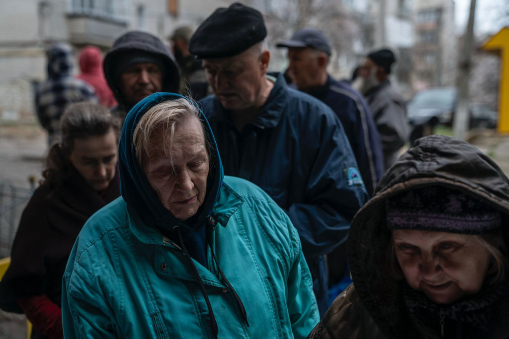 Des familles touchées par des frappes aériennes russes sur Kupiansk, en Ukraine (avril 2025).
