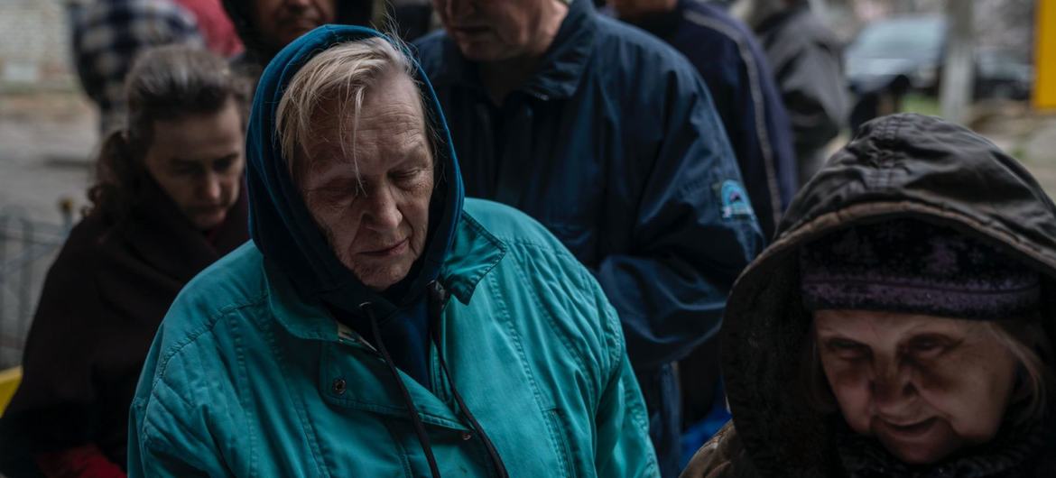 Семьи, пострадавшие от российских авиаударов по Купянску, Украина (архив).