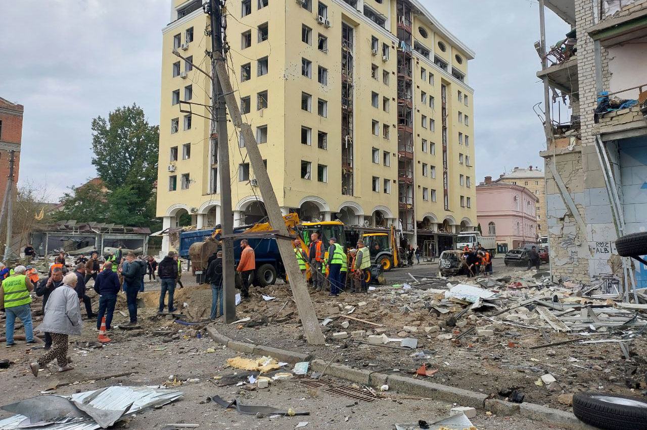 یوکرین کے شہر خارکیئو میں حملے کے بعد تباہی کا ایک منظر۔