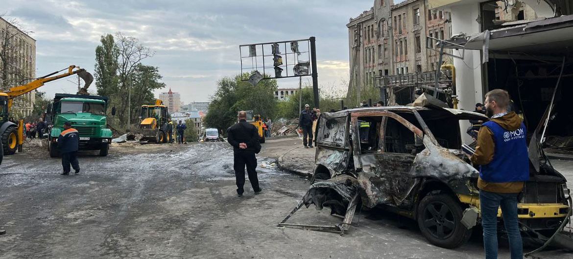 在乌克兰哈尔科夫市中心遭受袭击后的街况。
